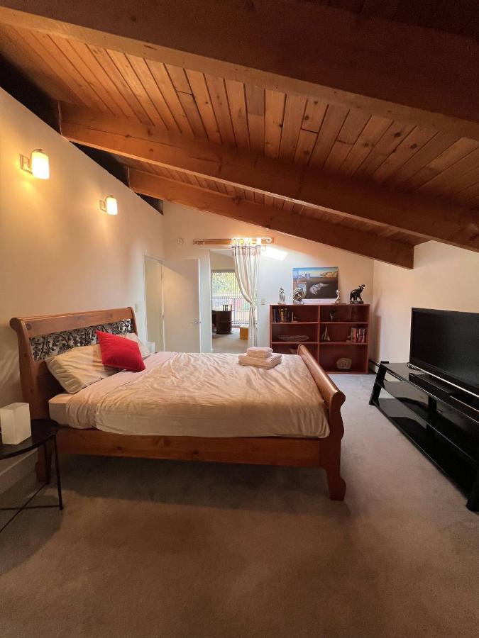 Cypress: Private Bedroom/Bathroom/Office, With Shared Pool, Hot Tub North Vancouver Exterior photo