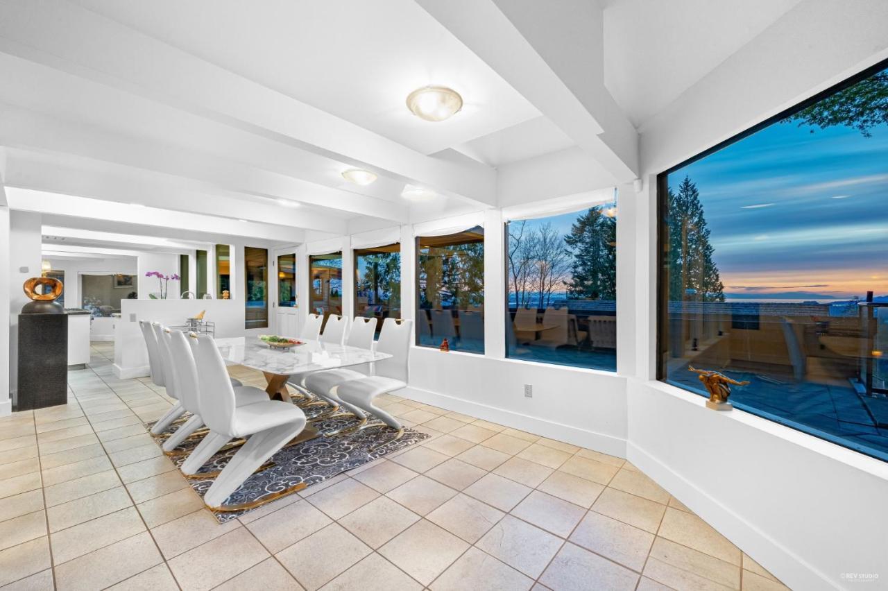 Cypress: Private Bedroom/Bathroom/Office, With Shared Pool, Hot Tub North Vancouver Exterior photo