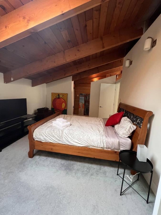 Cypress: Private Bedroom/Bathroom/Office, With Shared Pool, Hot Tub North Vancouver Exterior photo