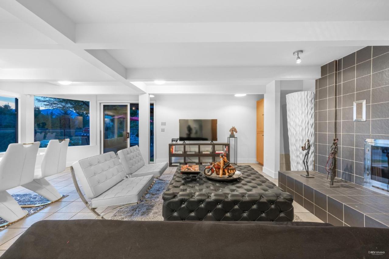 Cypress: Private Bedroom/Bathroom/Office, With Shared Pool, Hot Tub North Vancouver Exterior photo