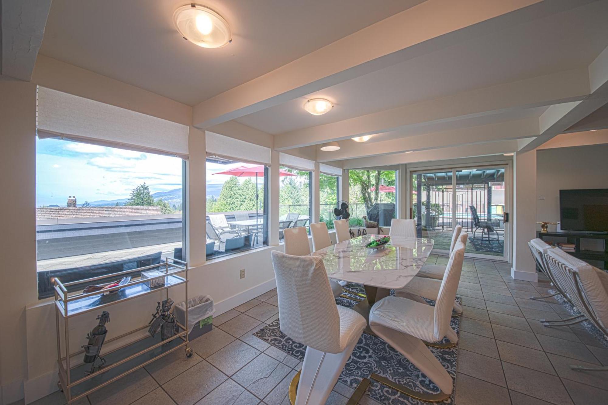 Cypress: Private Bedroom/Bathroom/Office, With Shared Pool, Hot Tub North Vancouver Exterior photo