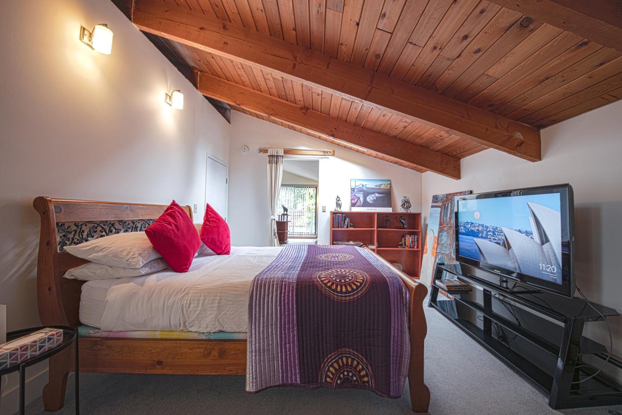 Cypress: Private Bedroom/Bathroom/Office, With Shared Pool, Hot Tub North Vancouver Exterior photo