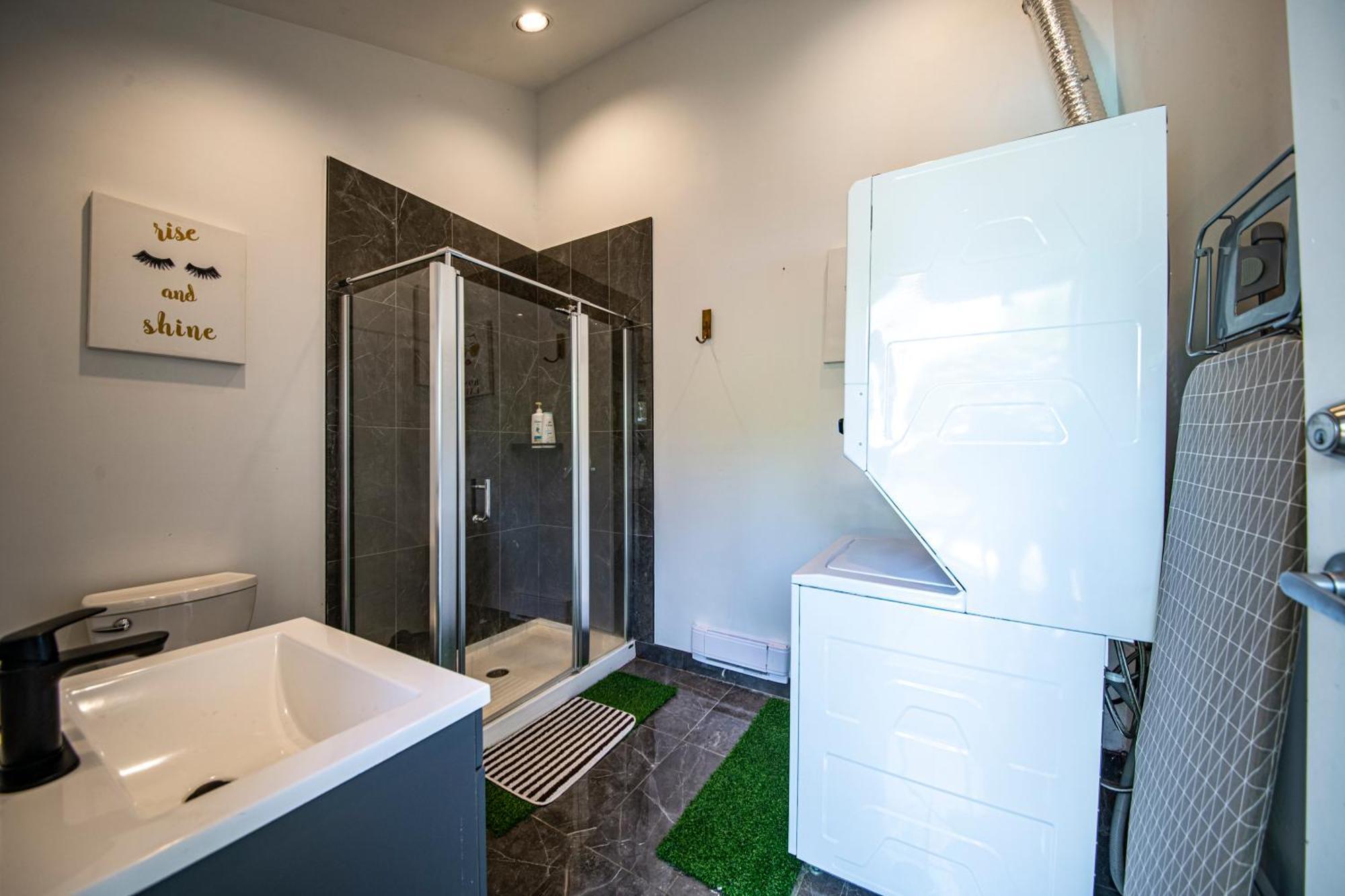 Cypress: Private Bedroom/Bathroom/Office, With Shared Pool, Hot Tub North Vancouver Exterior photo