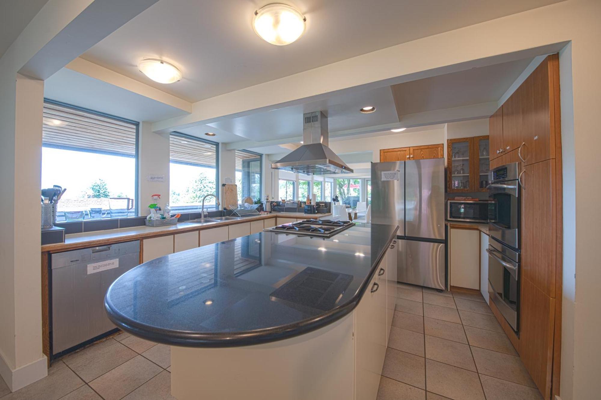 Cypress: Private Bedroom/Bathroom/Office, With Shared Pool, Hot Tub North Vancouver Exterior photo