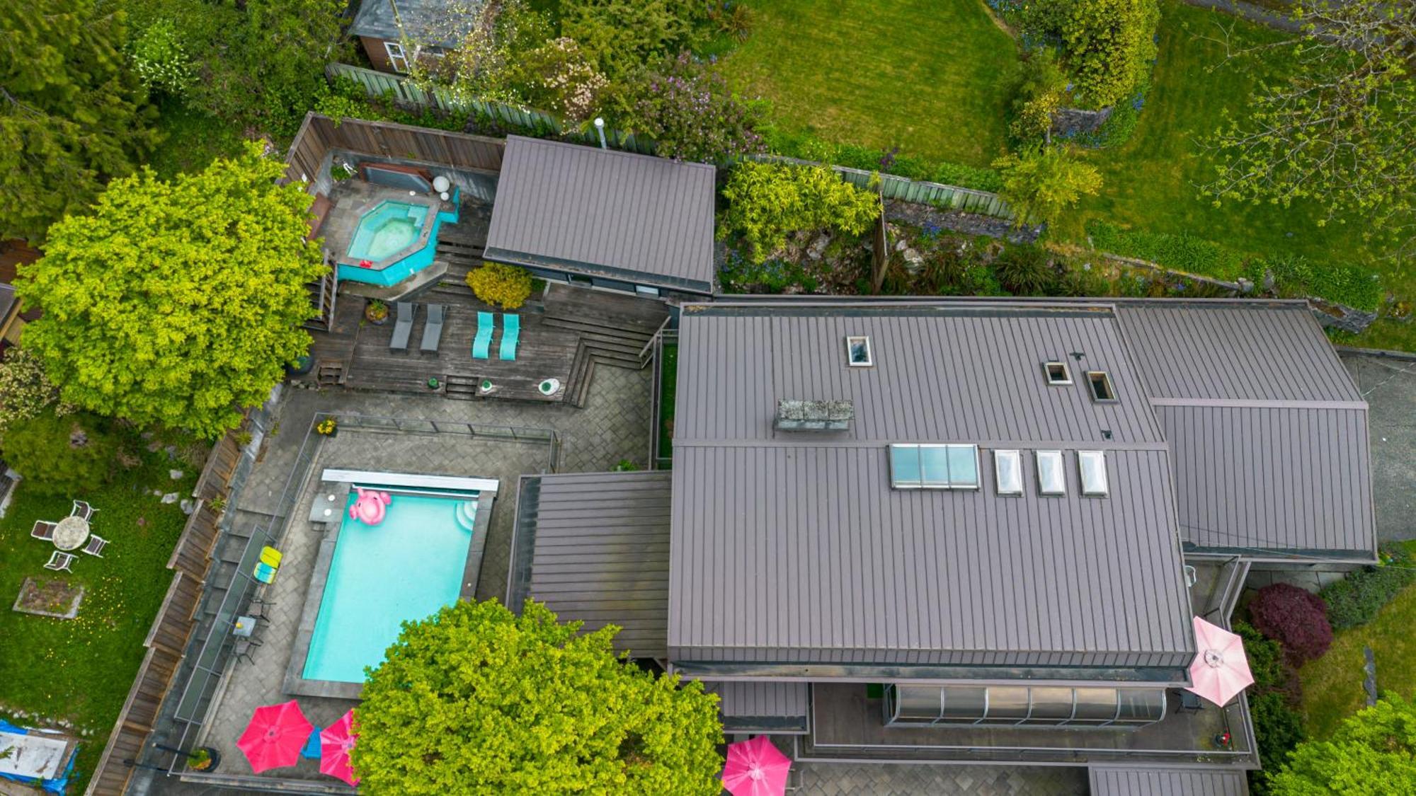 Cypress: Private Bedroom/Bathroom/Office, With Shared Pool, Hot Tub North Vancouver Exterior photo