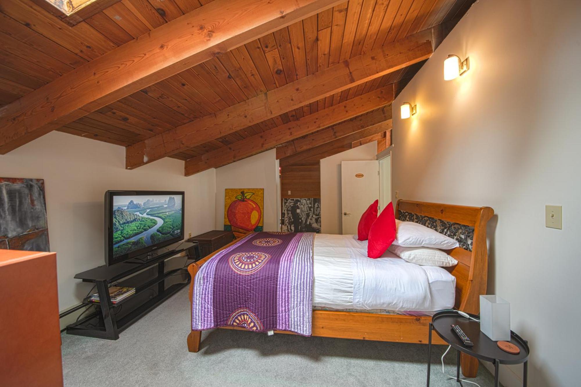 Cypress: Private Bedroom/Bathroom/Office, With Shared Pool, Hot Tub North Vancouver Exterior photo