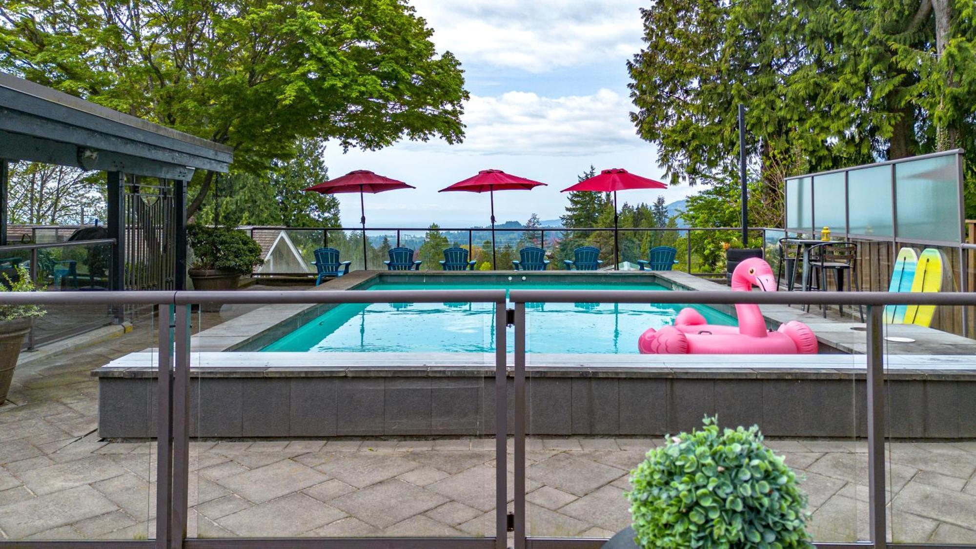 Cypress: Private Bedroom/Bathroom/Office, With Shared Pool, Hot Tub North Vancouver Exterior photo