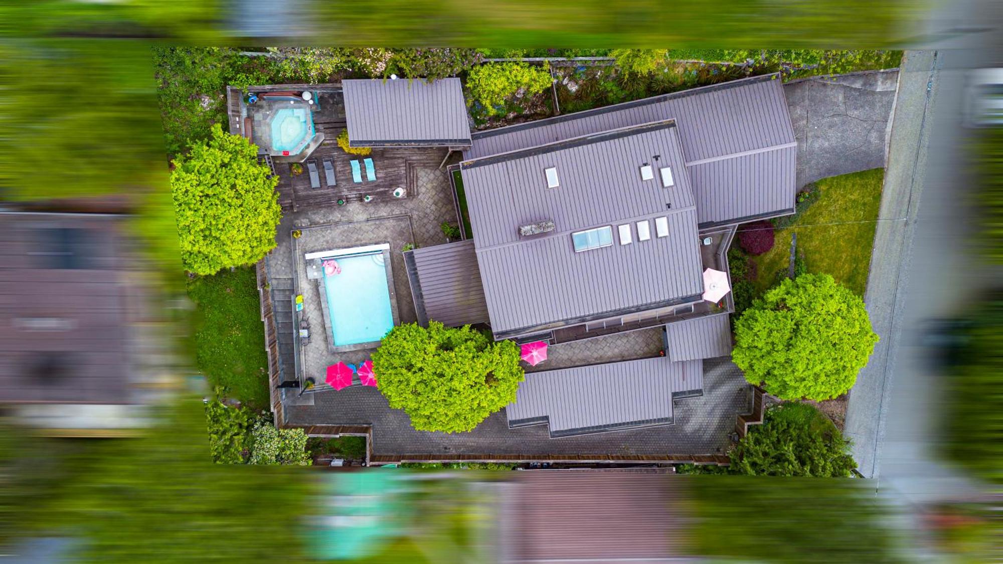 Cypress: Private Bedroom/Bathroom/Office, With Shared Pool, Hot Tub North Vancouver Exterior photo