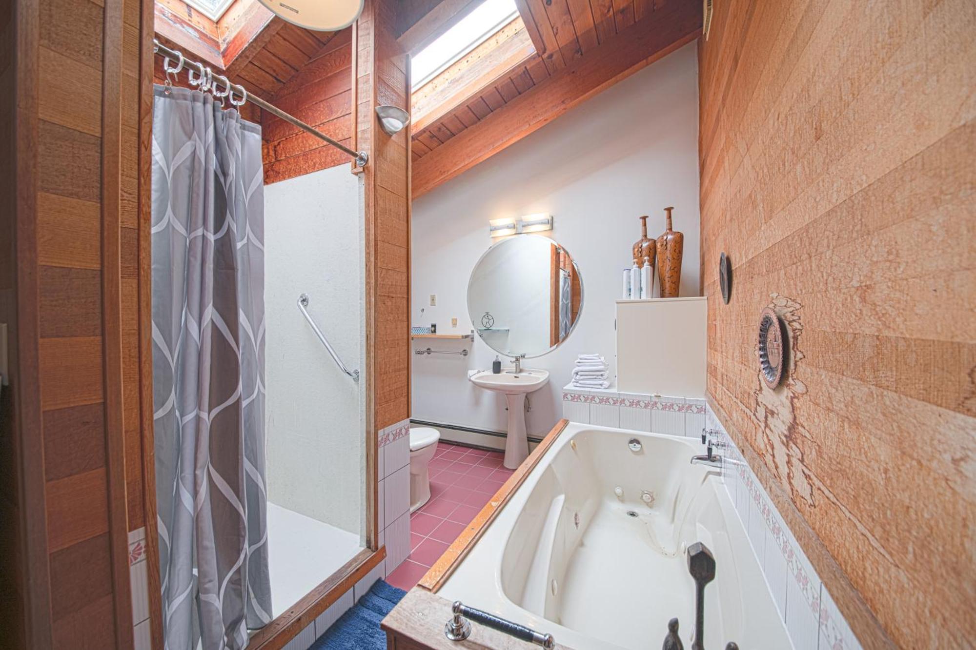 Cypress: Private Bedroom/Bathroom/Office, With Shared Pool, Hot Tub North Vancouver Exterior photo